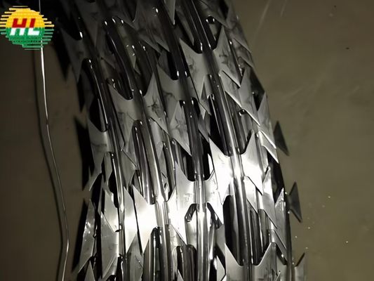 700 bobin çapı ve 2.0 tel çapı olan çok malzemeli dikenli tel